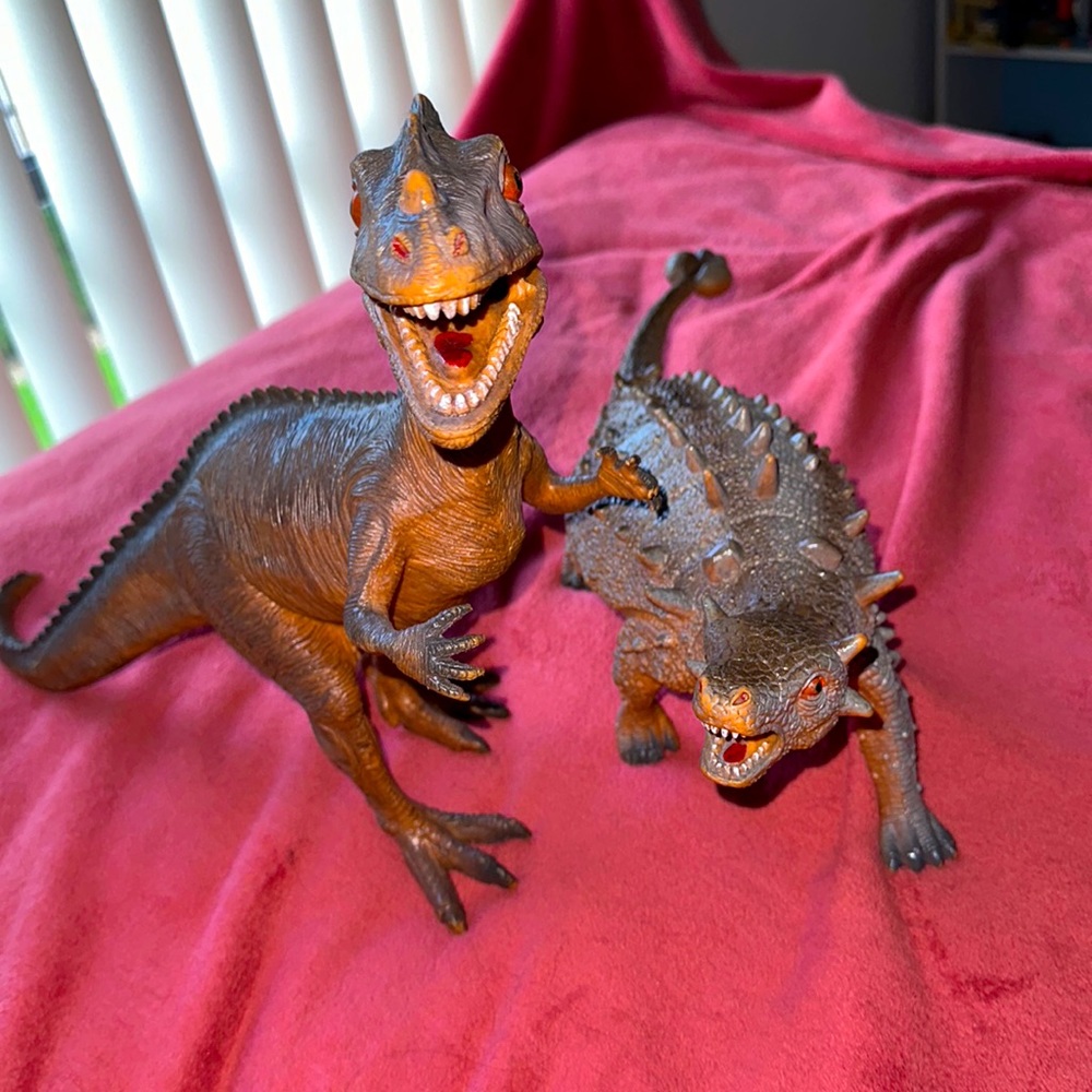 2 dinosaur toys🦖 used